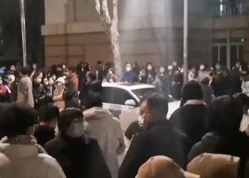 Çin'de tek vaka sonrası karantina kararı alan üniversitede öğrenciler protesto düzenledi