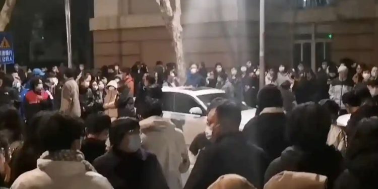 Çin'de tek vaka sonrası karantina kararı alan üniversitede öğrenciler protesto düzenledi