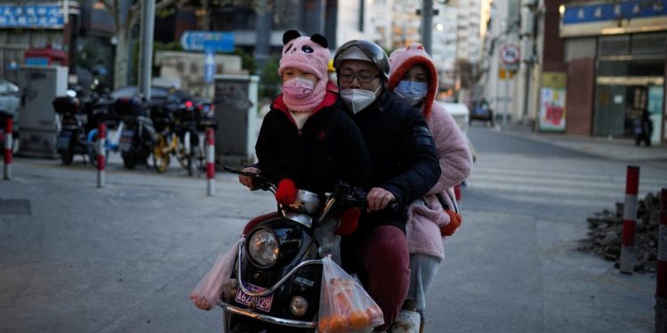 Çinli yerel yetkili: Çindao'da günlük yarım milyon Covid-19 vakası görüldü