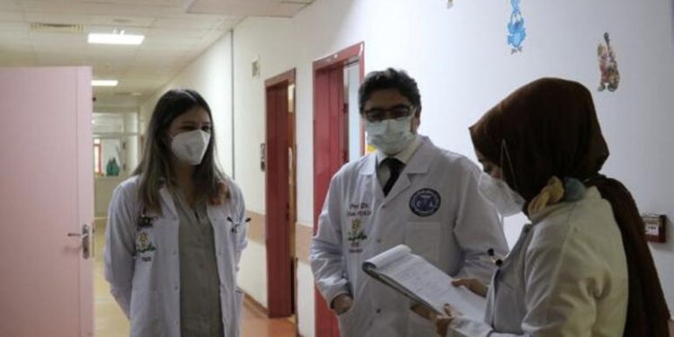 Çocuk yoğum bakımları doldu, uzmanlar uyarılar: Okula gitmemeleri ve maske kullanmaları gerekiyor