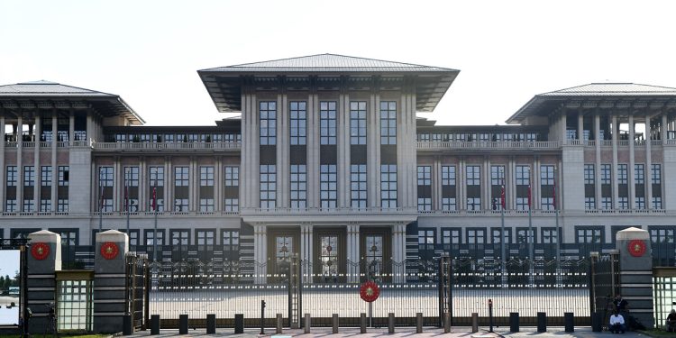 Çocuklar okulda aç kalırken bakanlık 62 milyar TL ödeneği Saray’a aktardı