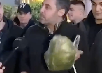 Çöpten topladığı ıspanağı gösterip Erdoğan’ı savundu: ‘Ne yapıyorsa bizim içindir’