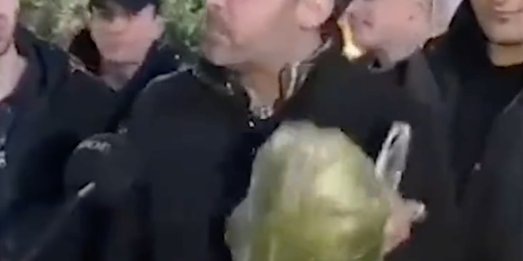 Çöpten topladığı ıspanağı gösterip Erdoğan’ı savundu: ‘Ne yapıyorsa bizim içindir’