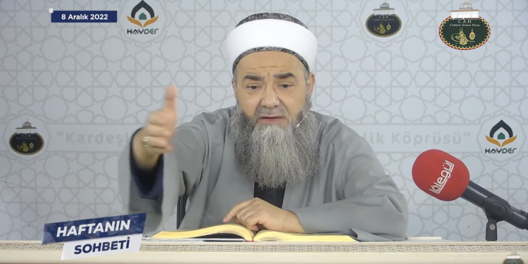 Cübbeli Ahmet, istismara uğrayan kadını suçladı: Çarşafı çıkarmış, mini etek giymiş…