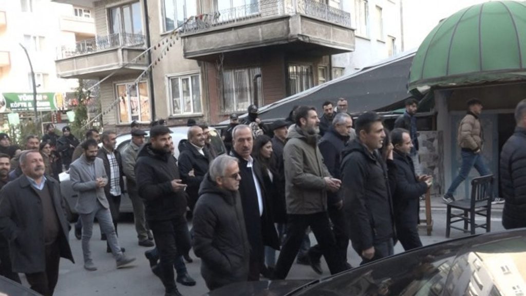 DBP’ye yönelik operasyon birçok kentte protesto edildi: ‘Yolumuz özgürlük yoludur’