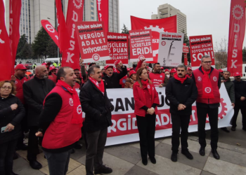 DİSK'ten Bakanlık önünde protesto: İktidar bir kez daha emekçiyi yolsuzlukla yüz yüze bıraktı