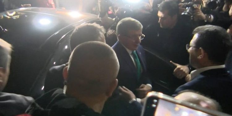 Davutoğlu, İmamoğlu'na destek için Saraçhane'ye gitti