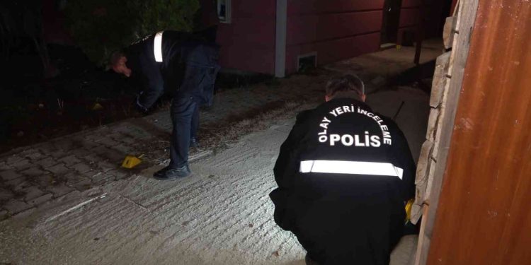 Dehşet anları: Tartıştığı arkadaşlarının evine kurşun yağdırdı