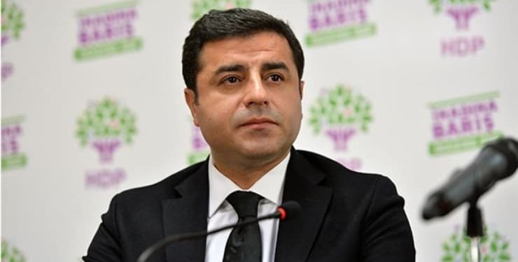 HDP’nin tutuklu eski eş genel başkanı Selahattin Demirtaş, paylaştığı mesajla İYİ Parti Genel Başkanı Meral Akşener ve CHP Genel Başkanı Kemal Kılıçdaroğlu’na hakaret eden AKP’li Tuzla Belediye Meclisi üyesi Türel Ağyol’a sert çıkıştı.