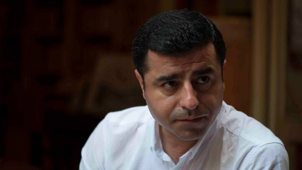 Demirtaş’tan muhalefete: Bu kritik döneme koltuk paylaşımı olarak bakmak, tarihi fırsatı heba etmektir