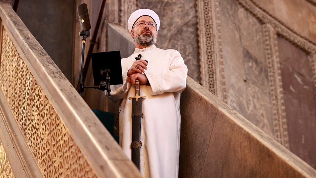 Diyanet İşleri Başkanı Erbaş'tan  yine kılıçla hutbe