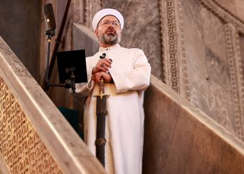 Diyanet İşleri Başkanı Erbaş'tan  yine kılıçla hutbe