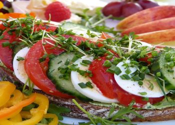 Domates ve salatalık için korkutan uyarı! Birlikte yenilmemeli çünkü...