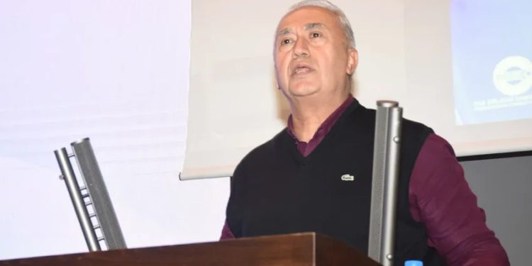 EBSO Meclis Üyesi Remzi Peköz, tekstil sektöründe kitlesel işçi çıkarmaların başladığını söyleyerek, “100-250 TL’lik destekle olmaz” dedi. Asgari ücret zamlarının ardından sektörde işlerin iyice zora girdiğini söyleyen Peköz, 39 yıllık firmasını kapatmayı düşündüğünü söyledi.