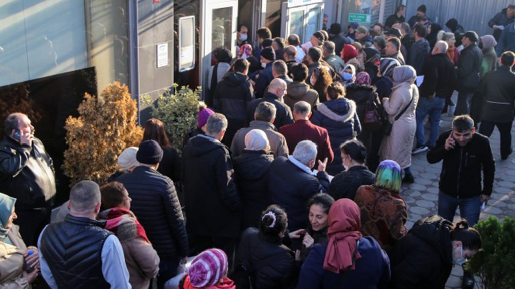 EYT açıklaması sonrası SGK önünde uzun kuyruklar oluştu