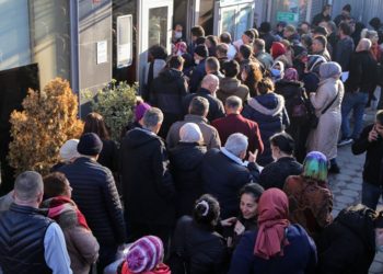 EYT açıklaması sonrası SGK önünde uzun kuyruklar oluştu