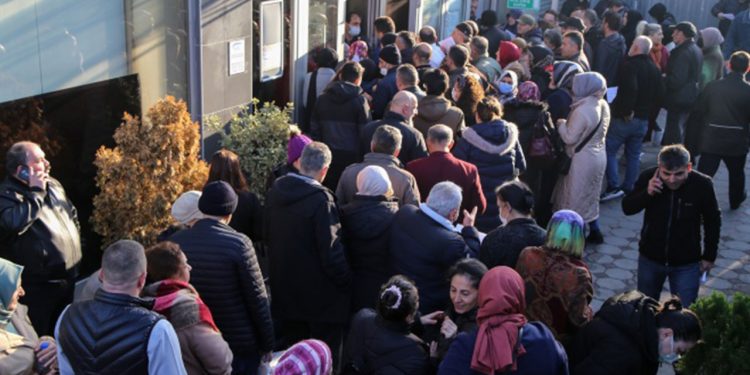 EYT açıklaması sonrası SGK önünde uzun kuyruklar oluştu
