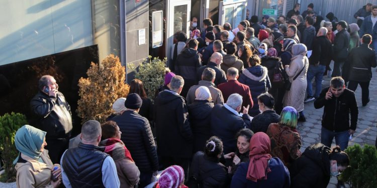 EYT açıklaması sonrası SGK'de uzun kuyruklar: Prim borçlanması telaşı yaşanıyor