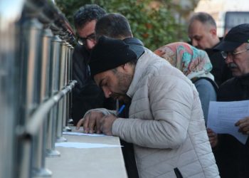 Emeklilikte Yaşa Takılanlar (EYT) ile ilgili düzenlemede yaş sınırının olmayacağının açıklanması, ilk etapta yaklaşık 2,5 milyon kişinin emekli olma hakkına kavuştuğu anlamına geliyor. Bloomberg ve Reuters haber ajansları, bu adımı bütçeye getireceği yük gerekçesiyle bir seçim hamlesi olarak değerlendirdi.