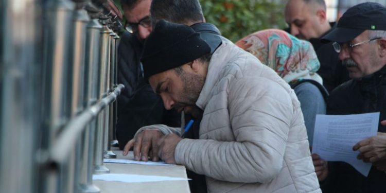 Emeklilikte Yaşa Takılanlar (EYT) ile ilgili düzenlemede yaş sınırının olmayacağının açıklanması, ilk etapta yaklaşık 2,5 milyon kişinin emekli olma hakkına kavuştuğu anlamına geliyor. Bloomberg ve Reuters haber ajansları, bu adımı bütçeye getireceği yük gerekçesiyle bir seçim hamlesi olarak değerlendirdi.