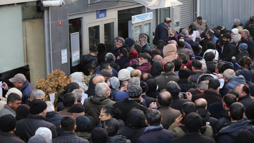 EYT'lilere üç günlük kuyruk eziyeti