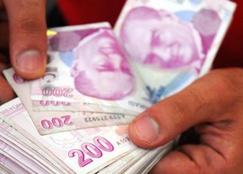 Nasıl Bir Ekonomi yazarı Alaattin Aktaş’ın hesabına göre, geçen yıl aralıkta 10 bin lira maaşı olan bir memur 2022’nin tümünde enflasyona göre 13 bin lira kayba uğradı.