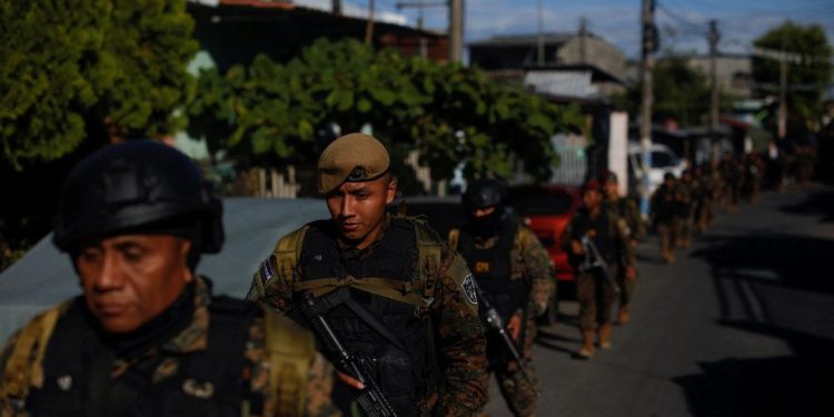 El Salvador'da çete operasyonu: 10 bin asker bir kenti ablukaya aldı