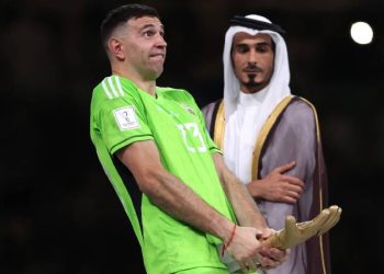 Emiliano Martinez topun ağzında!