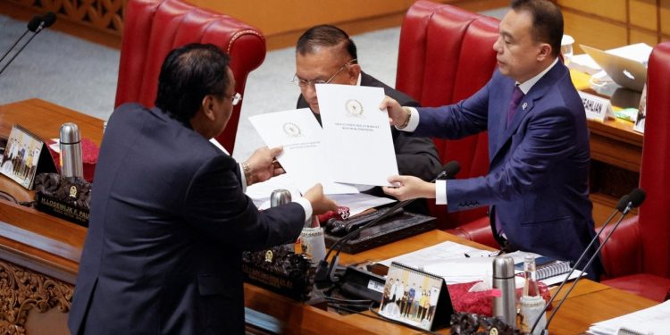 Endonezya evlilik dışı cinsel ilişkiyi suç sayan ceza yasasını geçirdi