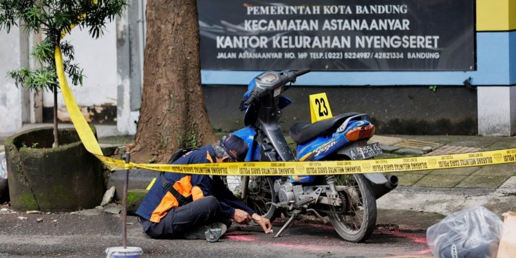 Endonezya'da yeni ceza yasasına öfkelenen cihatçı örgüt üyesi intihar saldırısı yaptı