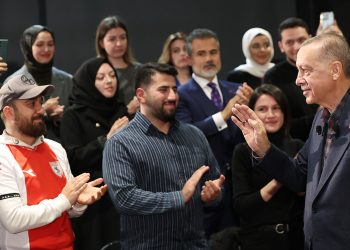 Erdoğan: Başörtüsü değişikliğini parlamentoda çözmezlerse millete gideriz