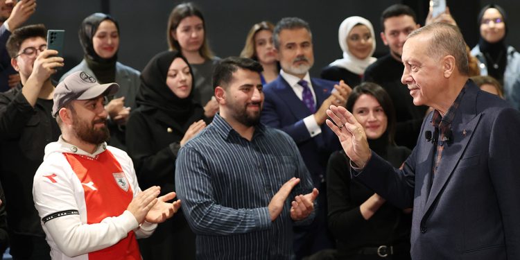 Erdoğan: Başörtüsü değişikliğini parlamentoda çözmezlerse millete gideriz 