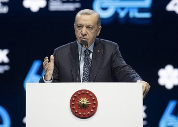 Erdoğan: Ekonomistlerin bizi yolumuzdan alıkoymasına izin vermeyeceğiz