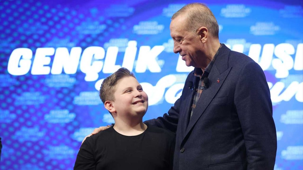 Erdoğan, 'Isabella' ile ünlenen 12 yaşındaki Fevzi'ye 'kilo ver' dedi