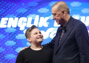 Erdoğan, 'Isabella' ile ünlenen 12 yaşındaki Fevzi'ye 'kilo ver' dedi