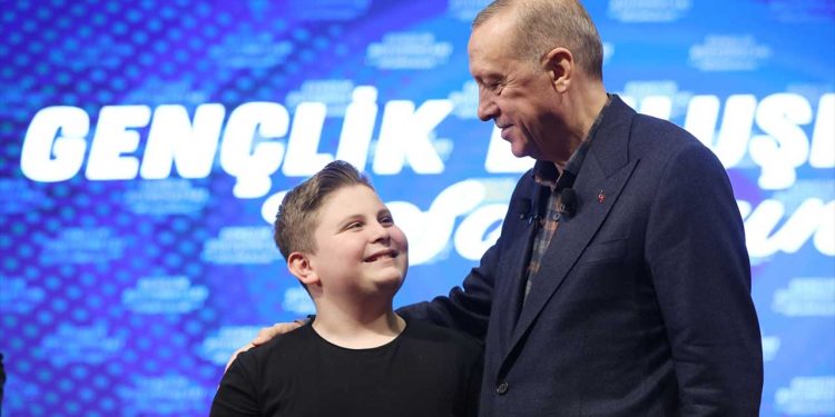 Erdoğan, 'Isabella' ile ünlenen 12 yaşındaki Fevzi'ye 'kilo ver' dedi