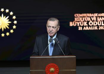 Erdoğan Nazım Hikmet'i andı: 'Görevde olduğumuz sürece kimse Türkiye'yi eski baskıcı, yasakçı günlerine döndüremeyecektir'