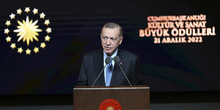 Erdoğan Nazım Hikmet'i andı: 'Görevde olduğumuz sürece kimse Türkiye'yi eski baskıcı, yasakçı günlerine döndüremeyecektir'