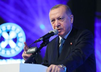 Cumhurbaşkanı ve AKP Genel Başkanı Recep Tayyip Erdoğan, "Teröristlerle verdiğimiz mücadelede bize kalkıp kimse hesap soramaz" dedi. Erdoğan konuşmasında ABD'yi eleştirdi.