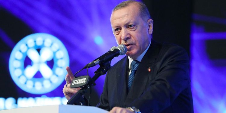Cumhurbaşkanı ve AKP Genel Başkanı Recep Tayyip Erdoğan, "Teröristlerle verdiğimiz mücadelede bize kalkıp kimse hesap soramaz" dedi. Erdoğan konuşmasında ABD'yi eleştirdi.