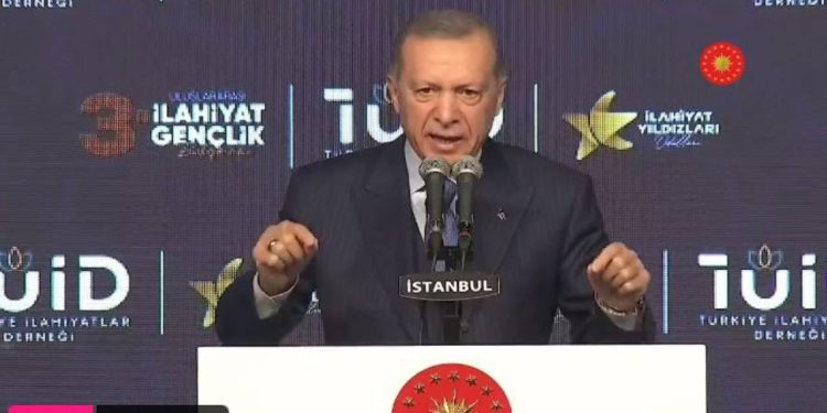 Erdoğan 'istismarı 'tek bir vaka' diye geçiştirdi; LGBTİQ+'ları hedef aldı