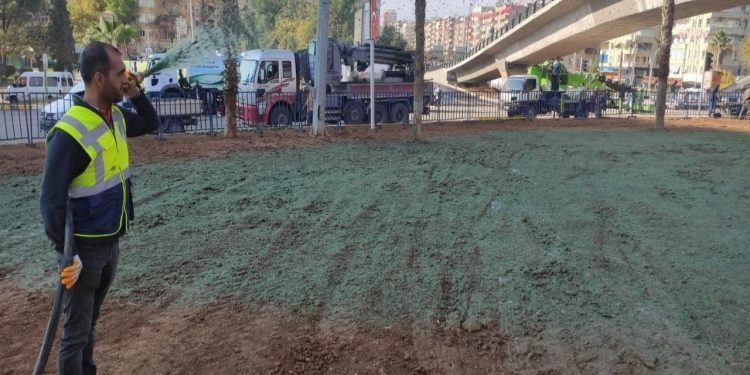 Erdoğan'ın ziyareti öncesi belediye boş toprağı yeşile boyadı