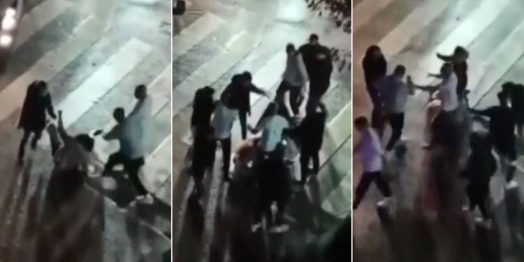 Eşine tokat adan kişi, çevredekiler tarafından darp edildi