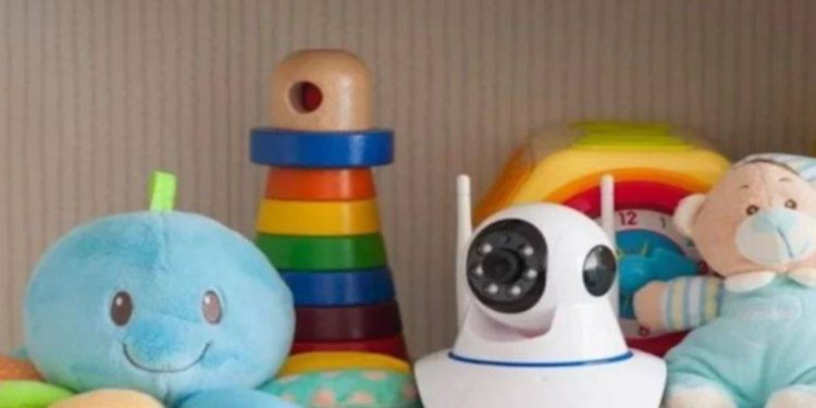 Eşinin ihanetini bebek izleme kamerasından öğrendi