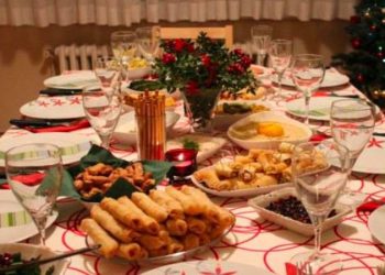 Enflasyonla birlikte yılbaşı sofrası kurmanın maliyeti de artıyor. Az çeşitli bir yılbaşı menüsünün evdeki maliyeti 2.500 TL olurken, yeni yılı dışarıda karşılamanın maliyeti ise bir asgari ücrete ulaşıyor.