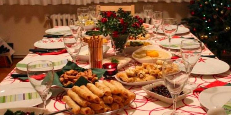 Enflasyonla birlikte yılbaşı sofrası kurmanın maliyeti de artıyor. Az çeşitli bir yılbaşı menüsünün evdeki maliyeti 2.500 TL olurken, yeni yılı dışarıda karşılamanın maliyeti ise bir asgari ücrete ulaşıyor.