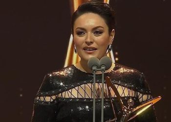 Ezgi Mola, Mahsa Amini’yi andı: ‘Ahlak polisinin kaldırılmasından mutluluk duydum’