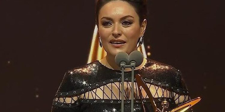 Ezgi Mola, Mahsa Amini’yi andı: ‘Ahlak polisinin kaldırılmasından mutluluk duydum’