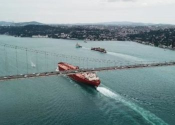 FT: Yaklaşık 19 petrol tankeri Boğazlarda yığıldı, Türkiye yeni sigorta belgeleri talep ediyor