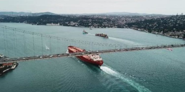 FT: Yaklaşık 19 petrol tankeri Boğazlarda yığıldı, Türkiye yeni sigorta belgeleri talep ediyor